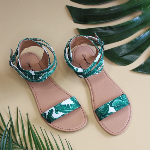 Shoes - 🚨LAST PAIR!!//The Ellsa// Palm print Sandal